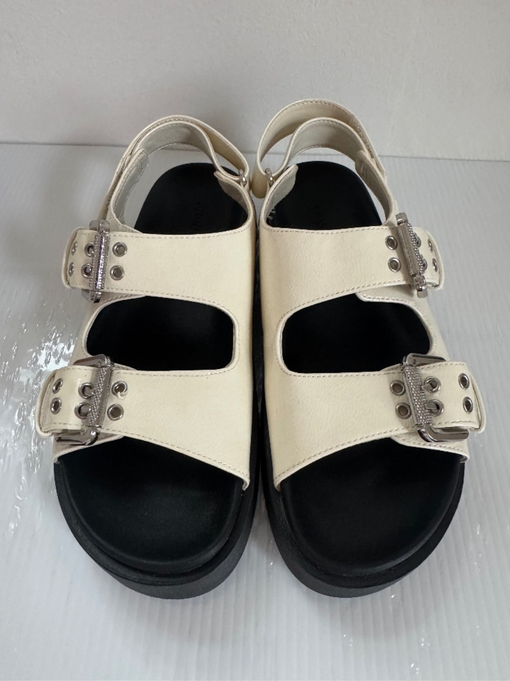 Old Navy Women's 8 Chunky Buckle Shiny Faux Leather Bone Platform Sandals